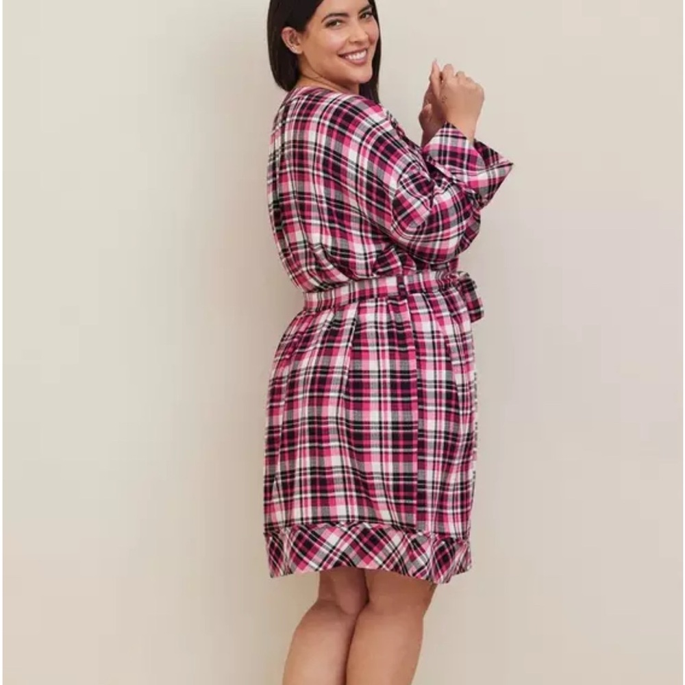 Torrid Pink and Black Plaid Women's Robe Size 1/2X-Like New!